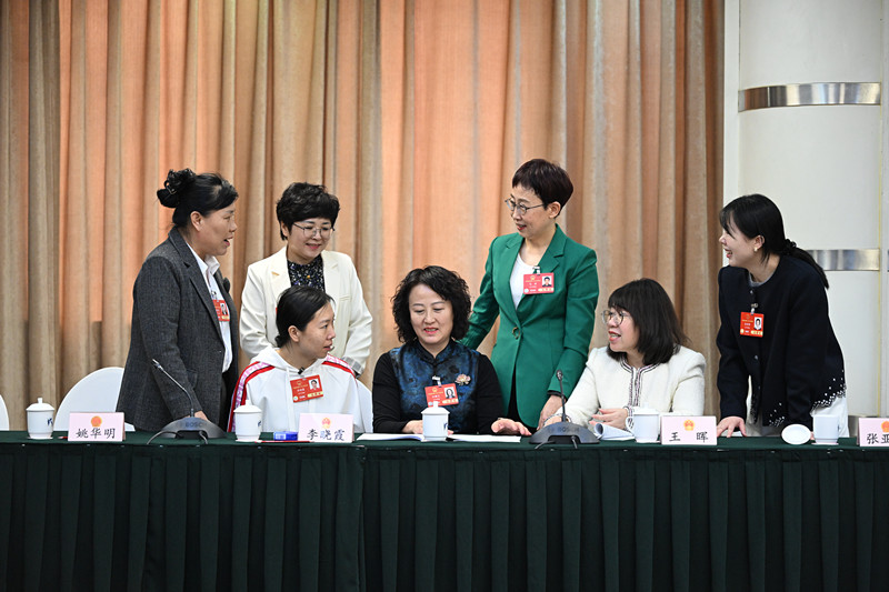3月7日，出席十四届全国人大三次会议的辽宁代表团几位女代表聚在一起交流参会感受。