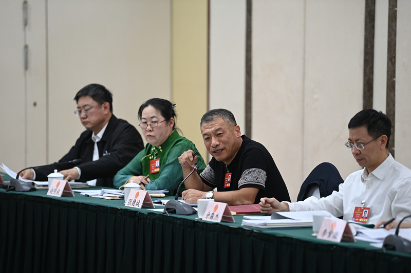 3月8日，出席十四届全国人大三次会议的辽宁代表团举行分组会议，审议全国人大常委会工作报告。图为张德斌代表发言。