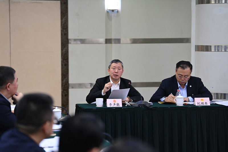 3月8日，出席十四届全国人大三次会议的辽宁代表团举行分组会议，审议全国人大常委会工作报告。图为李声能代表发言。