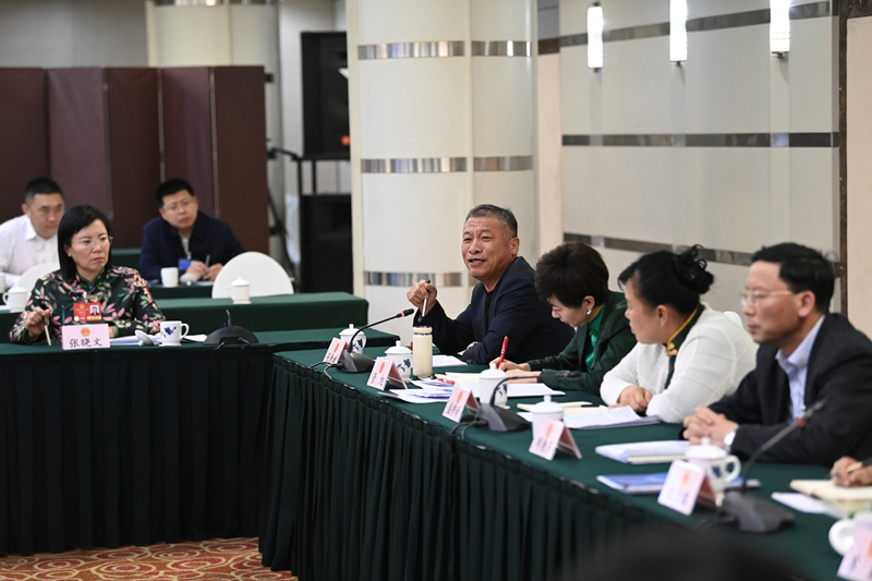 3月9日，出席十四届全国人大三次会议的辽宁代表团举行分组会议，审议关于修改全国人民代表大会和地方各级人民代表大会代表法的决定草案，最高人民法院工作报告、最高人民检察院工作报告。图为张德斌代表发言。