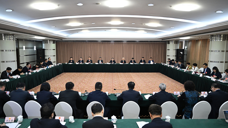 出席十四届全国人大三次会议的辽宁代表团举行分组会议，审议关于修改代表法的决议草案和“两高”工作报告。